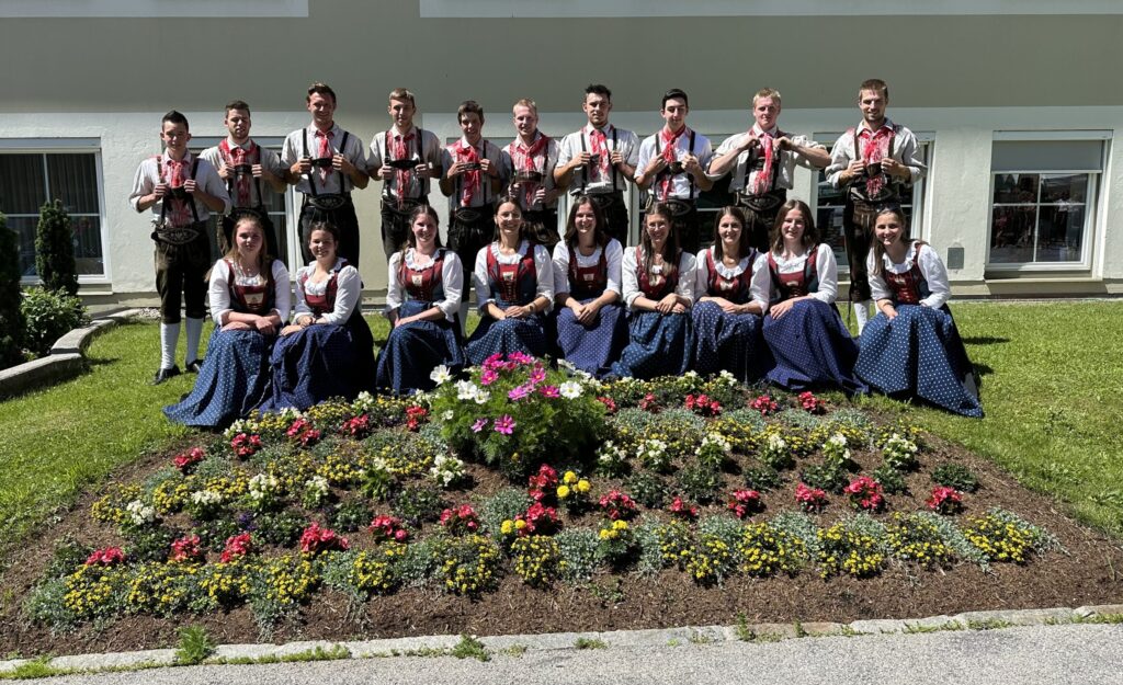 Mitglieder der Volkstanzgruppe