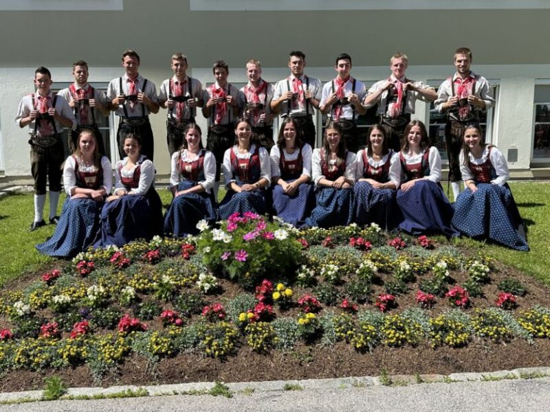 Mitglieder der Volkstanzgruppe